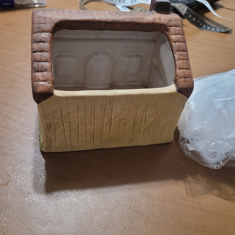 House/cottage Ceramic planter - Picture 3 of 7